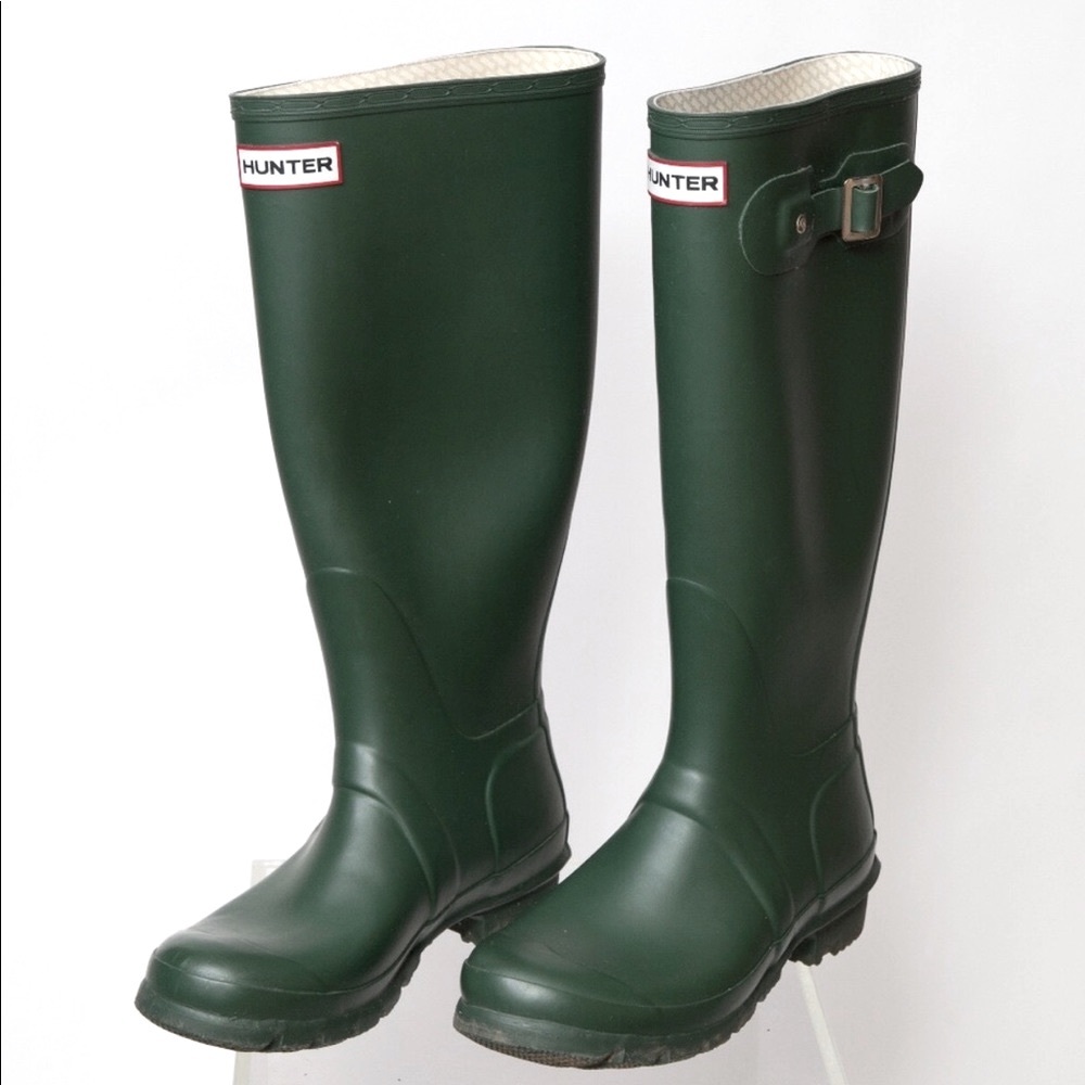 SALE! HUNTER, tall, olive green boots. Size 6 (fits 6.5) excellent condition!